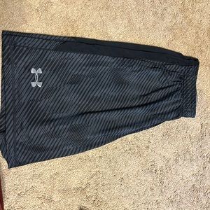 Men size large under Armour shorts